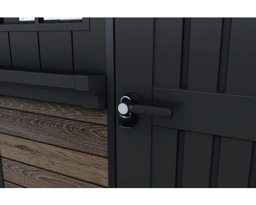Gros plan sur une porte d'abri de jardin noire avec poignée