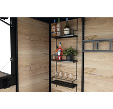 Système d'étagères avec boissons et verres sur mur en bois