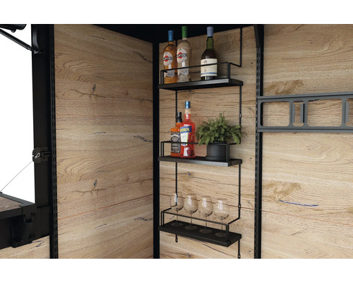 Système d'étagères avec boissons et verres sur mur en bois