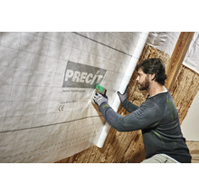 Un homme fixe un frein vapeur variable de Precit à l'intérieur à l'aide d'une agrafeuse.