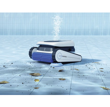 Robot de nettoyage de piscine en action, éliminant les saletés et les feuilles du fond de la piscine