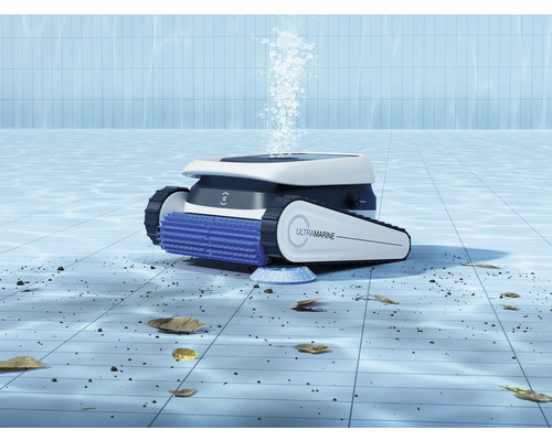 Robot de nettoyage de piscine en action, éliminant les saletés et les feuilles du fond de la piscine