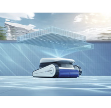 Robot de nettoyage de piscine dans une piscine avec surface de nettoyage visible