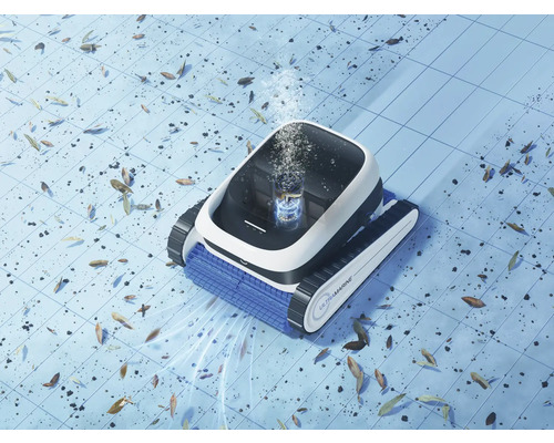 Robot de nettoyage de piscine au travail dans la piscine