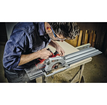 Un homme scie une pièce à l'aide d'une scie circulaire plongeante Einhell.