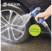 Logo GEKA. Lavage de véhicule avec un pistolet de pulvérisation sur un pneu de voiture. Le produit est réglable en continu.
