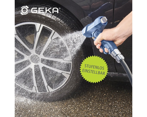 Logo GEKA. Lavage de véhicule avec un pistolet de pulvérisation sur un pneu de voiture. Le produit est réglable en continu.