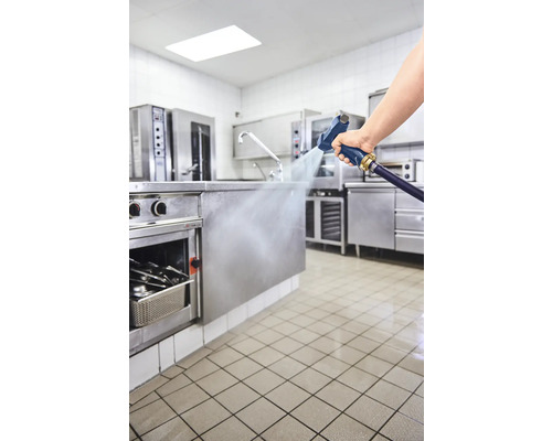 Nettoyage d'une cuisine professionnelle avec un nettoyeur haute pression