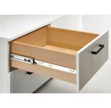 Offene Schublade mit Auszugsschienen in einem weißen Möbelstück