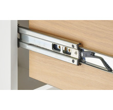 Detailaufnahme einer Schubladenführung aus Metall an einer Holzschublade