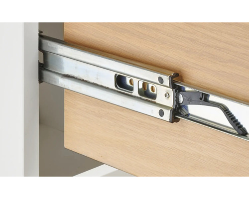 Detailaufnahme einer Schubladenführung aus Metall an einer Holzschublade
