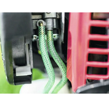 Vue détaillée du moteur avec les tuyaux de carburant