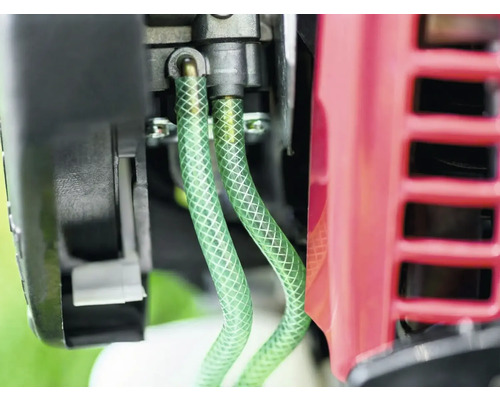 Vue détaillée du moteur avec les tuyaux de carburant