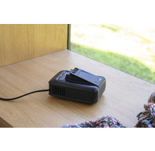 Akkuladegerät mit Akku auf einer Holzoberfläche