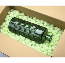 Dekorative Glasflasche in einem Karton mit Verpackungschips