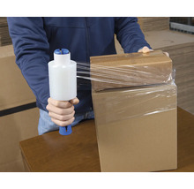 Eine Person verpackt Kartons mit einer Stretchfolienverpackung.