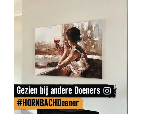 Gemälde an der Wand mit einer Frau, die ein Weinglas hält