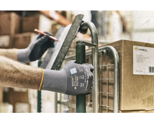 Eine Person mit Arbeitshandschuhen schiebt einen Rollwagen.