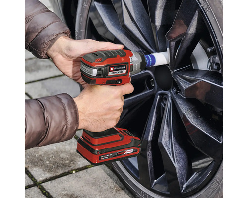 Akku-Schlagschrauber beim Radwechsel an einem Auto