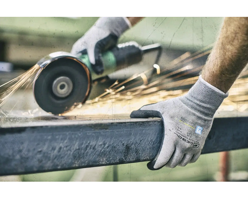 Eine Person schleift Metall mit einer Flex und trägt dabei Arbeitshandschuhe.