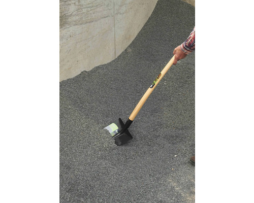 Pelle pour répartir le gravier