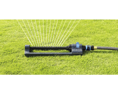 Arroseur de pelouse en marche sur une pelouse