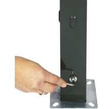 Une main serre une vis sur un poteau métallique à l'aide d'une clé hexagonale.