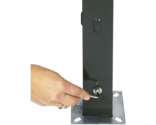 Une main serre une vis sur un poteau métallique à l'aide d'une clé hexagonale.