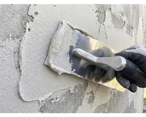 Application d'enduit avec une lisseuse sur un mur