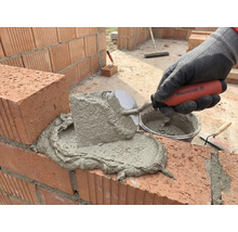 Mortier de briques avec une truelle