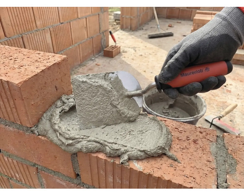 Mortier de briques avec une truelle