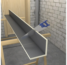 Découpe d'un profilé isolant à l'aide d'une scie à main