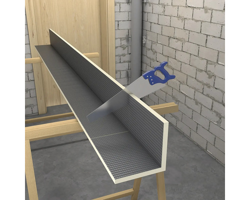 Découpe d'un profilé isolant à l'aide d'une scie à main