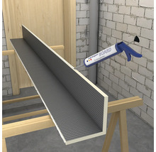 Application d'une colle de montage sur une plaque de construction pour la décoration murale