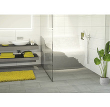 Modernes Badezimmer mit Dusche, Waschtisch und Sitzbank