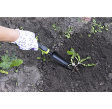 Gartenarbeit mit Pflanzschaufel in dunkler Erde, geschützt durch Gartenhandschuhe.