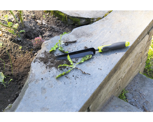 Gartengerät und Unkraut auf Steinstufen