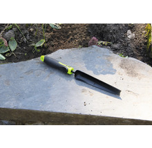 Gartengerät zum Pflanzen auf Steinplatte