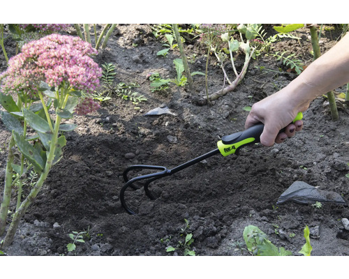 Houe de jardin utilisée pour le travail du sol dans le jardin.