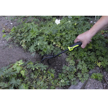 Scène de jardinage avec une personne utilisant une griffe de jardin de la marque for_q pour travailler le sol.