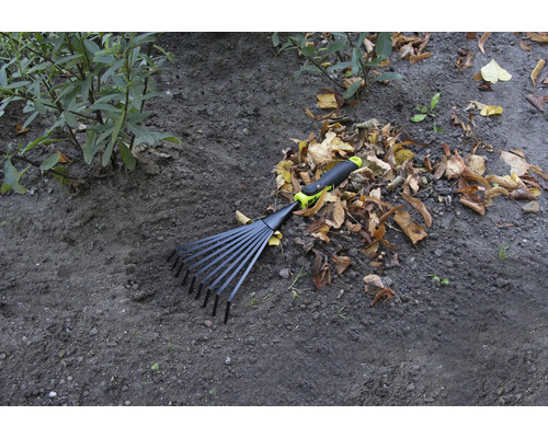 Gartenrechen zum Zusammenkehren von Laub auf dem Boden.