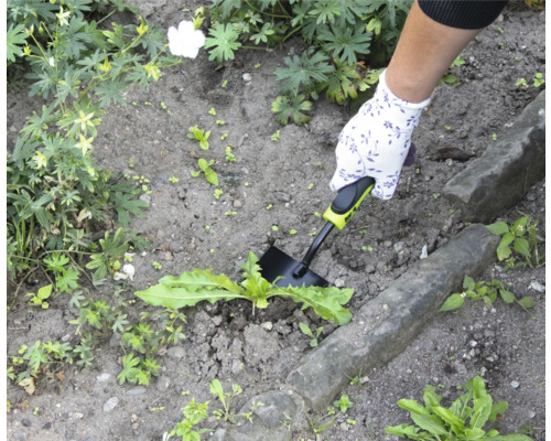 Image de jardin avec main, gant de jardin et désherbeur en utilisation.