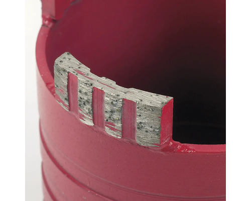 Gros plan d'une scie-cloche avec segments diamantés pour perceuses