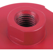 Gros plan d'une pièce métallique rouge avec filetage intérieur pour le montage d'outils.