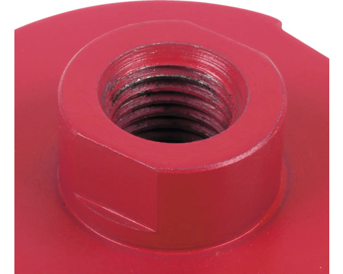 Gros plan d'une pièce métallique rouge avec filetage intérieur pour le montage d'outils.