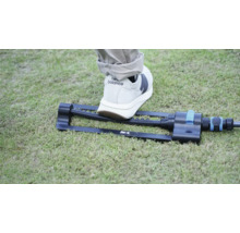 Arroseur rectangulaire avec pied sur pelouse