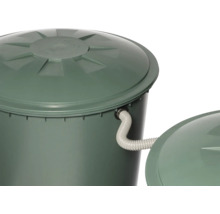 Zwei grüne Regentonnen aus Kunststoff mit Deckel, verbunden durch einen flexiblen Schlauch zur Regenwassernutzung.