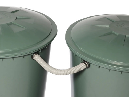 Verbindungsset für zwei Regenwassertonnen mit flexiblem Schlauch und Schlauchklemmen.