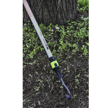 Manche d'outil de jardin for_q fitconnect en aluminium et bois, cent trente centimètres de long, avec embout dans la terre d'un jardin.