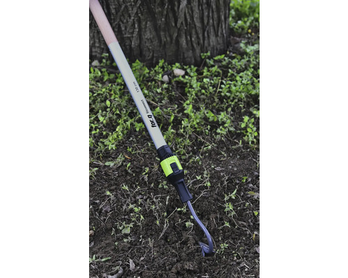 Manche d'outil de jardin for_q fitconnect en aluminium et bois, cent trente centimètres de long, avec embout dans la terre d'un jardin.